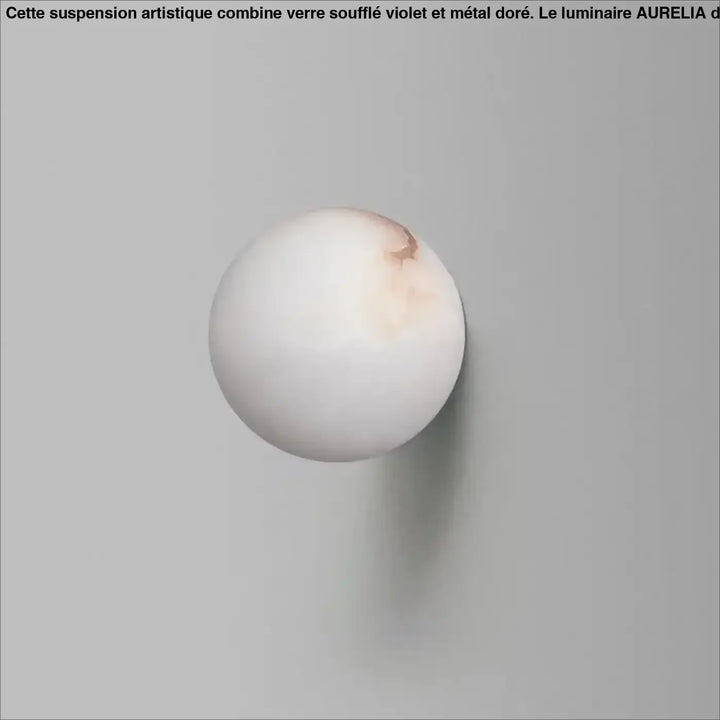 Applique murale kesto sphérique blanche mate avec halo lumineux apaisant et patine marron subtil design mural