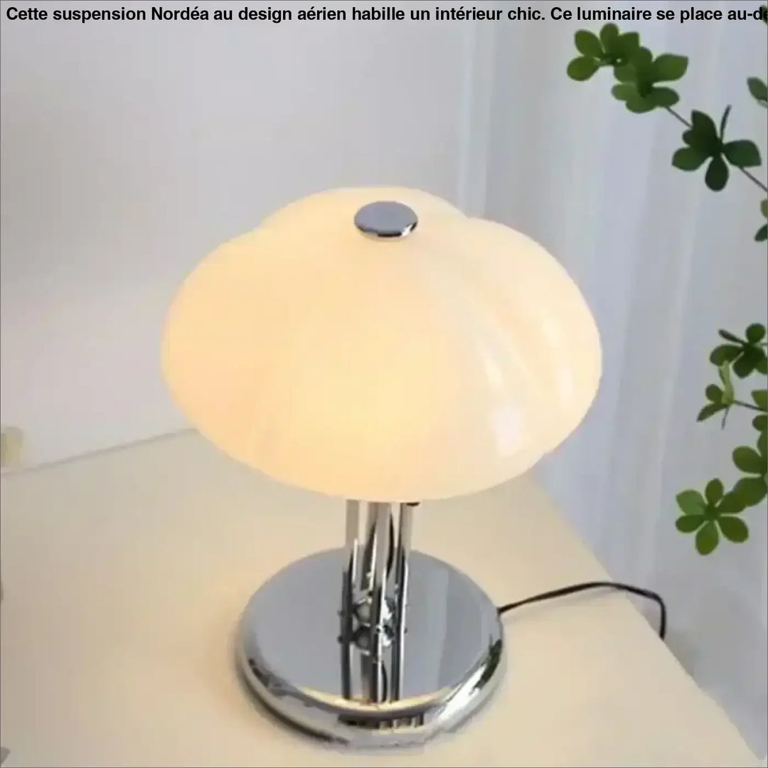 Lampe de table hala avec abat-jour crème en forme de nuage et base chrome poli pour un charme rétro moderne