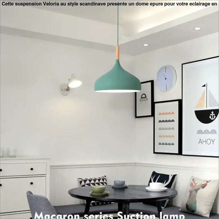 Suspension au style scandinave présente une forme de dôme épuré

