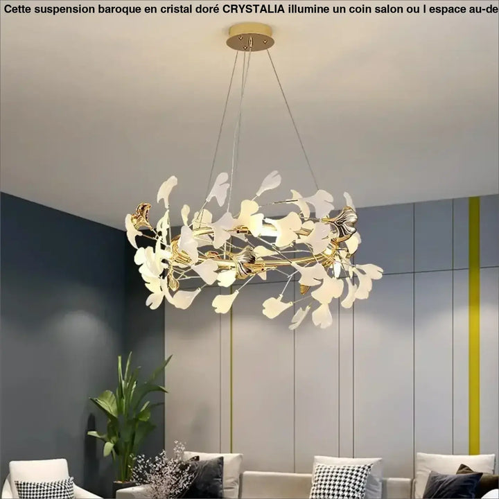 Suspension florale dorée circulaire ornée de pétales blancs
