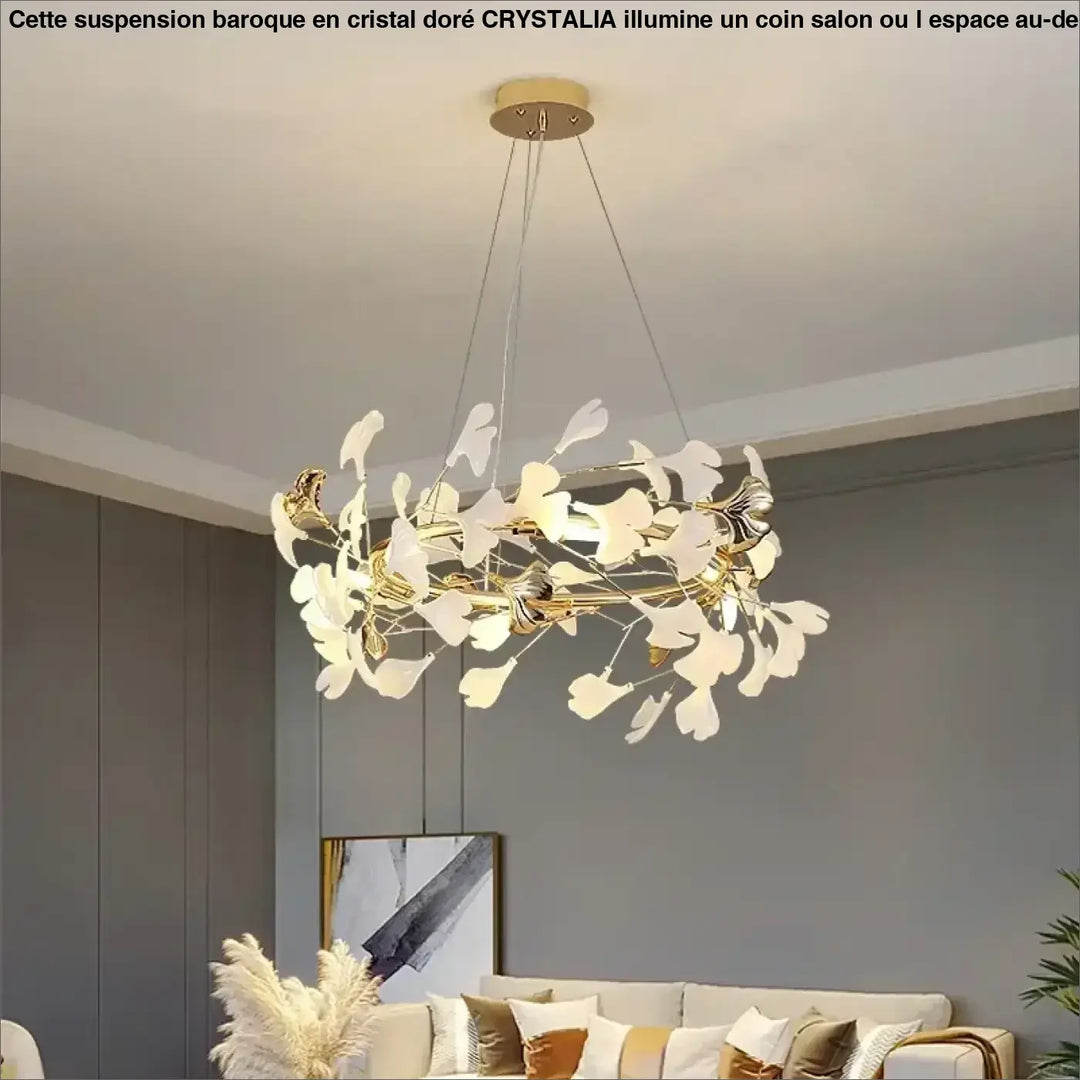Suspension florale dorée circulaire ornée de pétales blancs

