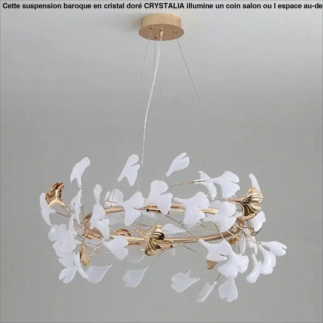Suspension florale dorée circulaire ornée de pétales blancs

