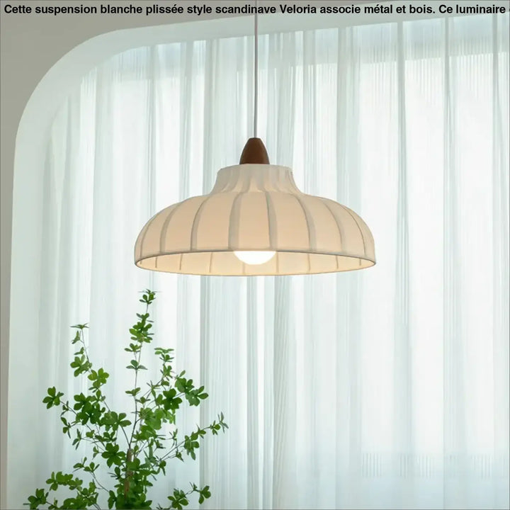 Suspension blanche plissée style scandinave avec détail bois élégant