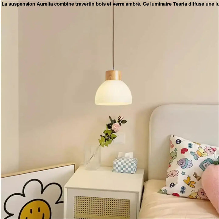Suspension bois travertin verre ambre design élégant avec abat-jour blanc givré et dessus en bois au-dessus d’une table