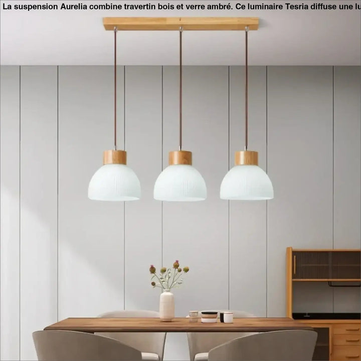Suspension bois travertin verre ambre design élégant avec abat-jours en verre blanc satiné et accents bois suspendue au-dessus d’une table