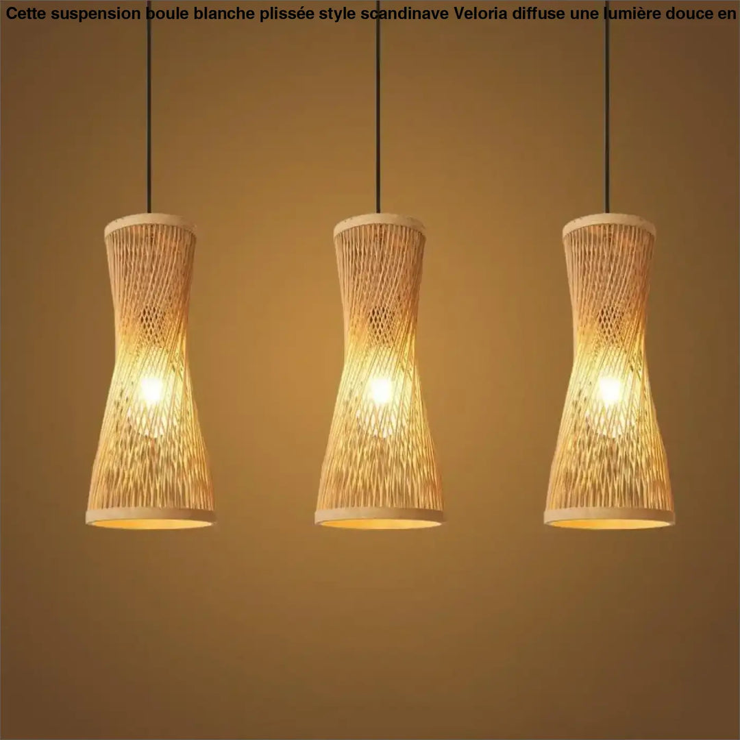 Suspension luminaire en bambou au forme élancée et ondulant

