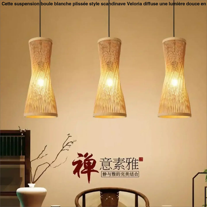 Suspension luminaire en bambou au forme élancée et ondulant

