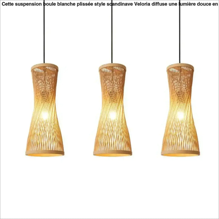 Suspension luminaire en bambou au forme élancée et ondulant

