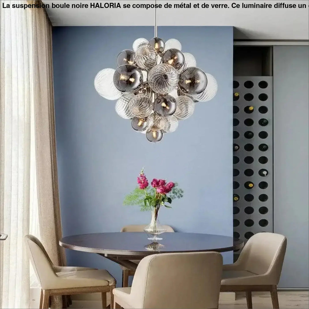 Suspension boule noire HALORIA en verre moderne avec bulbes sphériques métalliques argentés et blanc givré au-dessus de la table à manger