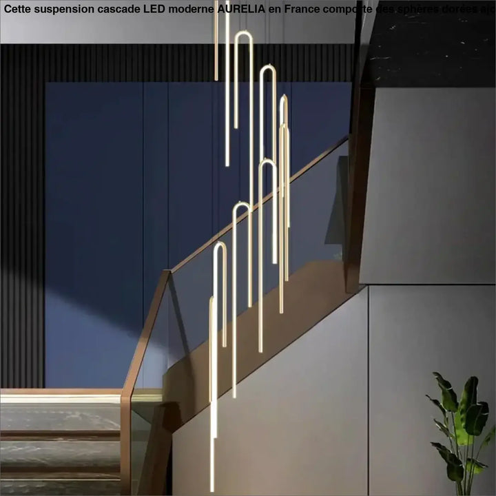 Suspension Cascade Cylindres Dorés Haut Plafond Moderne