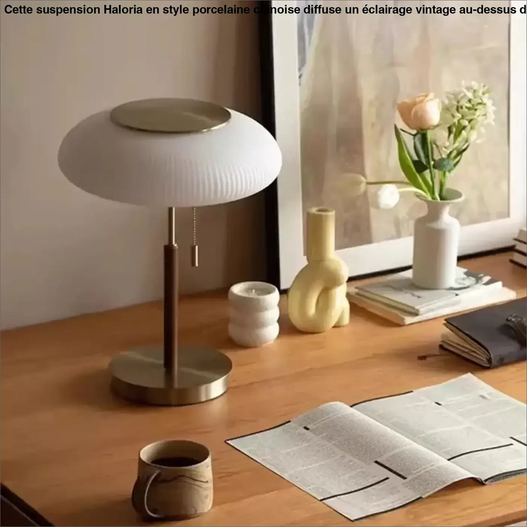 Lampe de table juany en verre plissé blanc avec base en métal doré et chaîne circulaire design nordique élégante