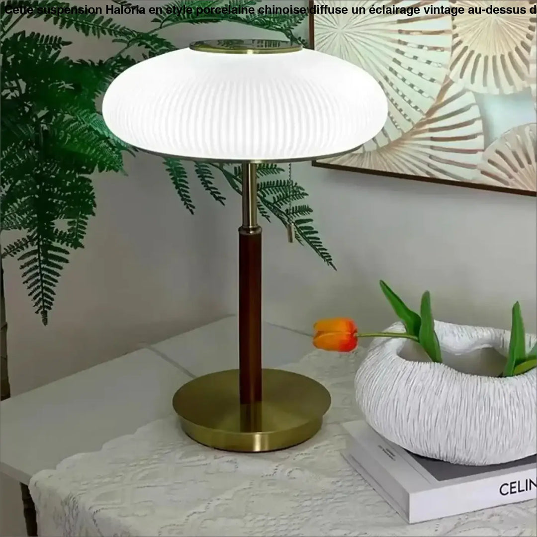 Lampe de table juany en verre plissé blanc avec base et tige en métal doré design nordique moderne
