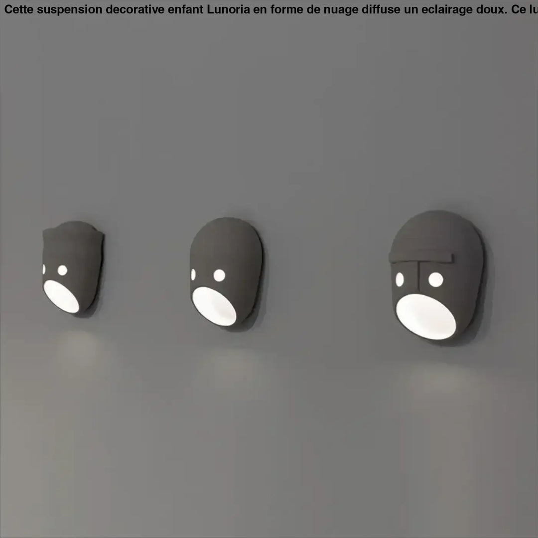 Trois suspensions décoratives enfant lunoria grises minimalistes avec visage arrondi et bouche lumineuse ovale