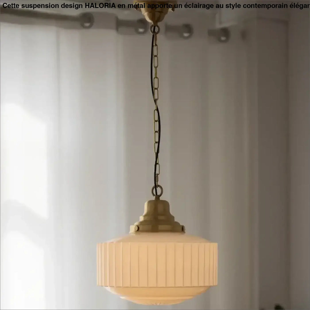 Suspension luminaire declira avec cadre en métal finition laiton et abat-jour en verre crème côtelé suspendu par une chaîne foncée