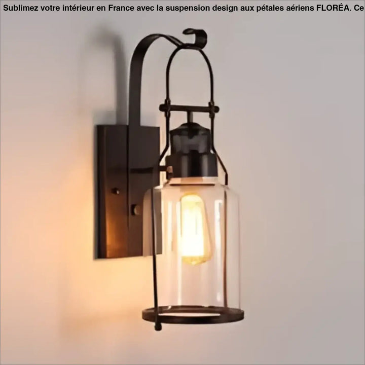 Luminaire extérieur orsina en fer forgé noir avec design raffiné et ampoule à filament visible sous verre transparent