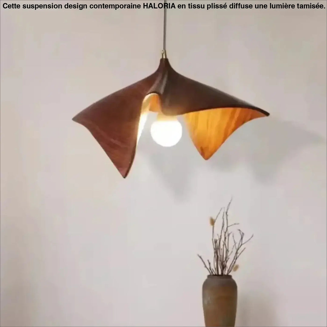 Suspension design contemporaine en tissu plissé avec abat-jour en bois bicolore et fixation en laiton