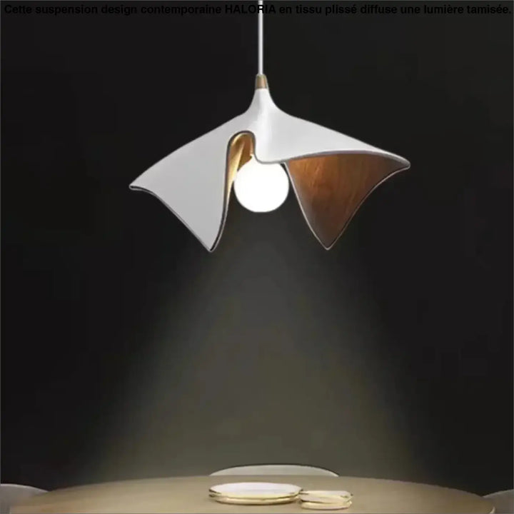 Suspension design contemporaine haloria avec design en tissu plissé blanc et bois en forme de pétale moderne