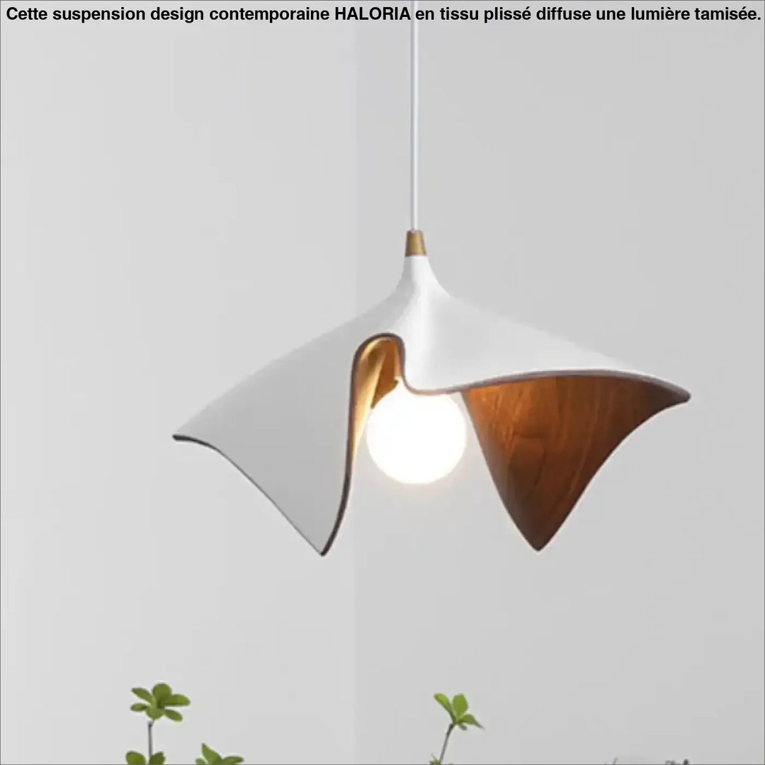 Suspension design contemporaine avec abat-jour en tissu plissé blanc et bois chaleureux en forme de feuille haloria