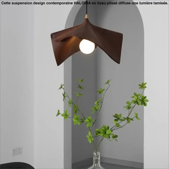 Suspension design contemporaine en bois foncé avec une lueur sculptée en forme de feuille et ampoule centrale