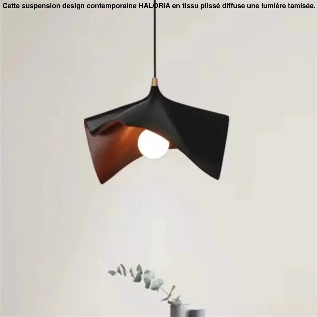 Suspension design contemporaine en tissu plissé haloria avec lumière noire sculptée et intérieur ton chaud