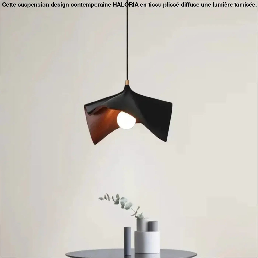Suspension design contemporaine haloria en tissu plissé avec abat-jour noir angulaire et intérieur chaud