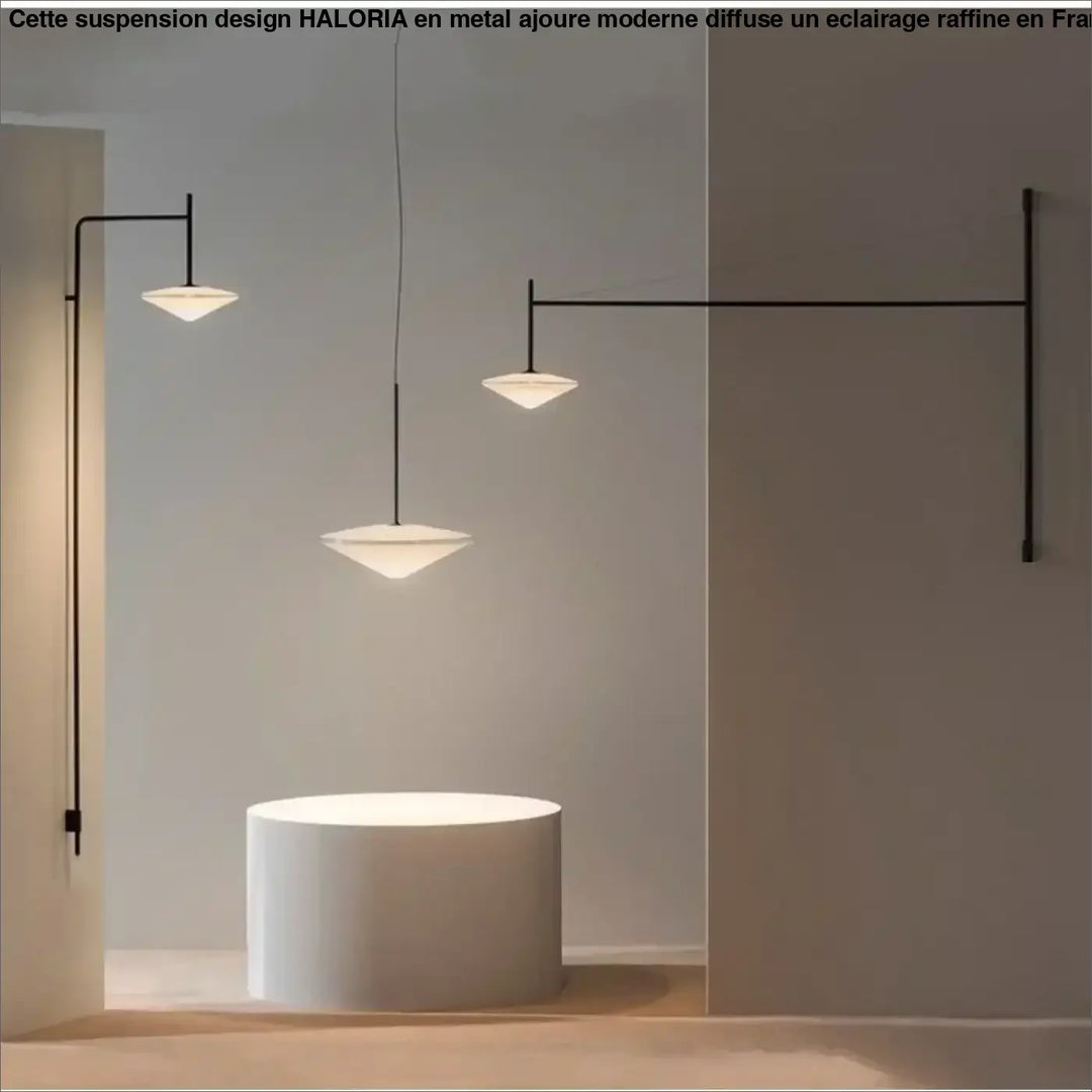 Suspension design en metal ajoure moderne noir avec abat-jour en verre dépoli pour éclairage mural et suspendu haloria