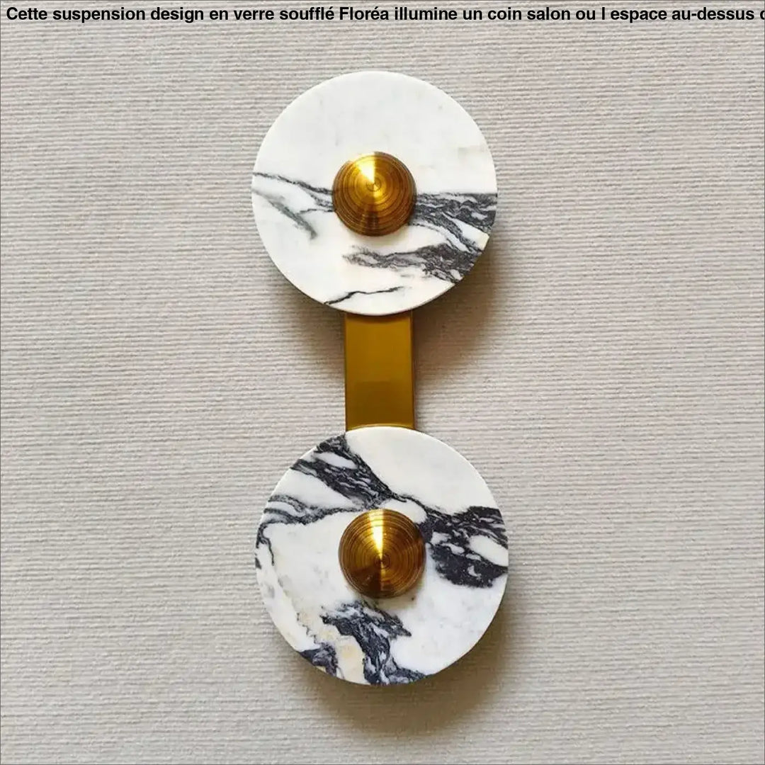 Applique murale valis en marbre blanc avec accents dorés et matériaux nobles pour un intérieur élégant