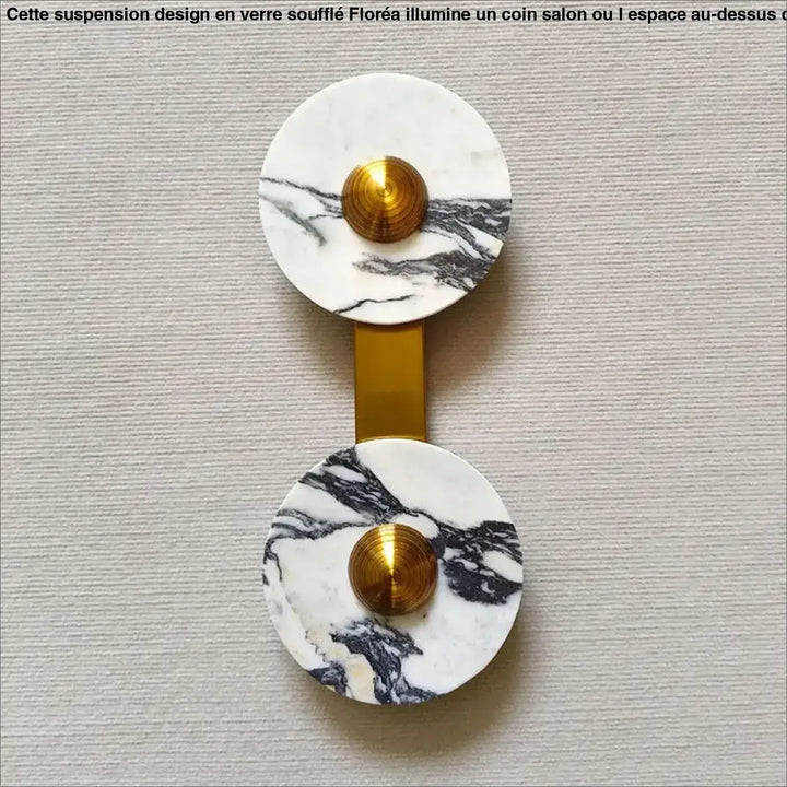 Applique murale valis en marbre blanc avec accents dorés et matériaux nobles pour un intérieur élégant