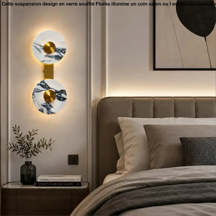 Applique murale valis double cercle avec marbre blanc, accents dorés et matériaux nobles pour un éclairage moderne