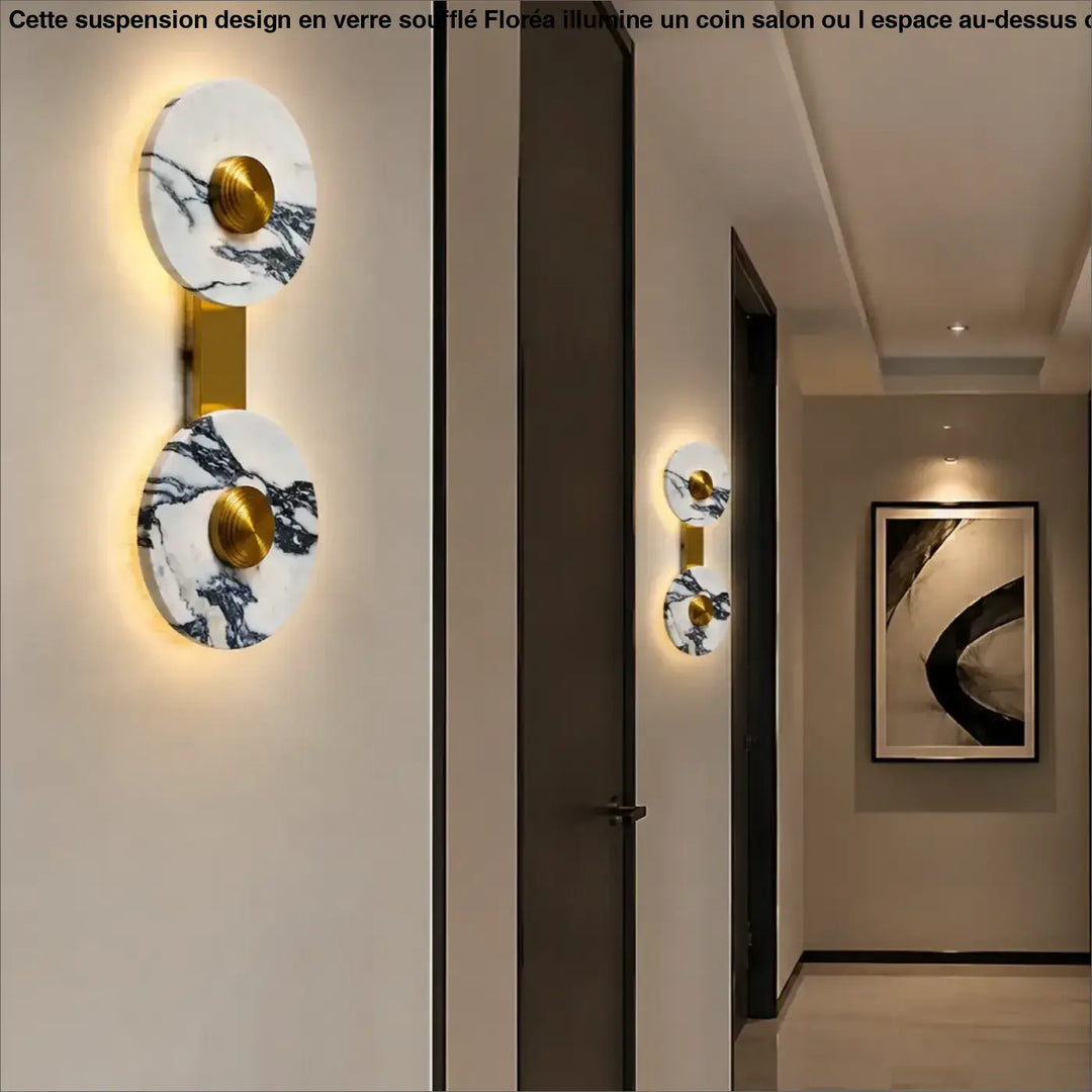 Applique murale valis avec deux disques en marbre blanc et veines noires, accents dorés et barre en laiton noble