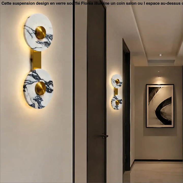 Applique murale valis avec deux disques en marbre blanc et veines noires, accents dorés et barre en laiton noble