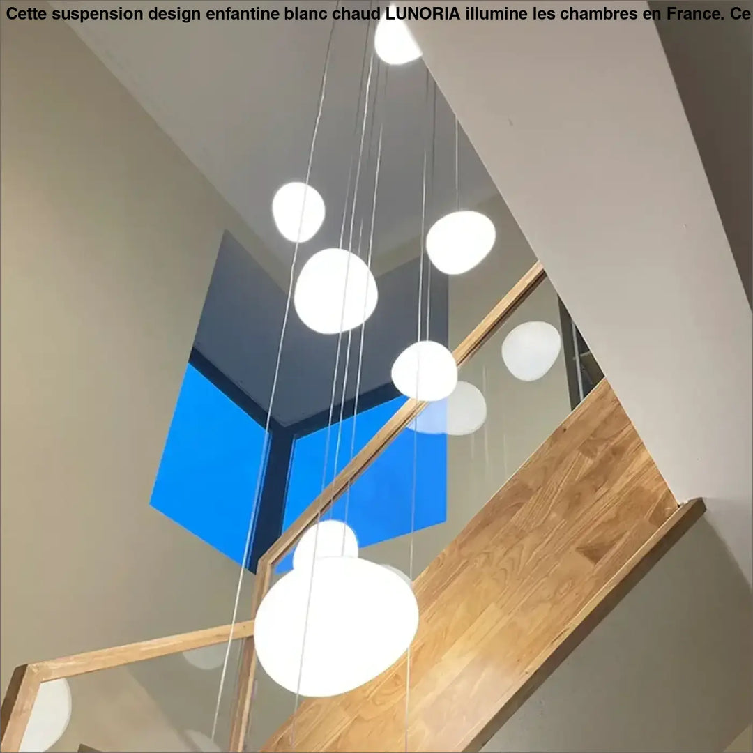 Suspension Cascade Moderne Boules Blanches Haut Plafond