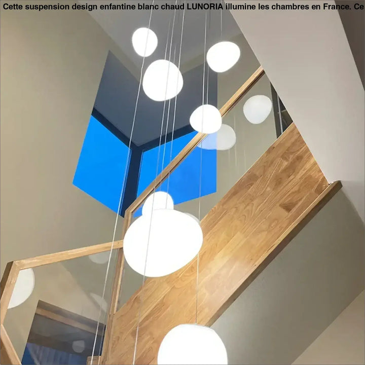Suspension Cascade Moderne Boules Blanches Haut Plafond

