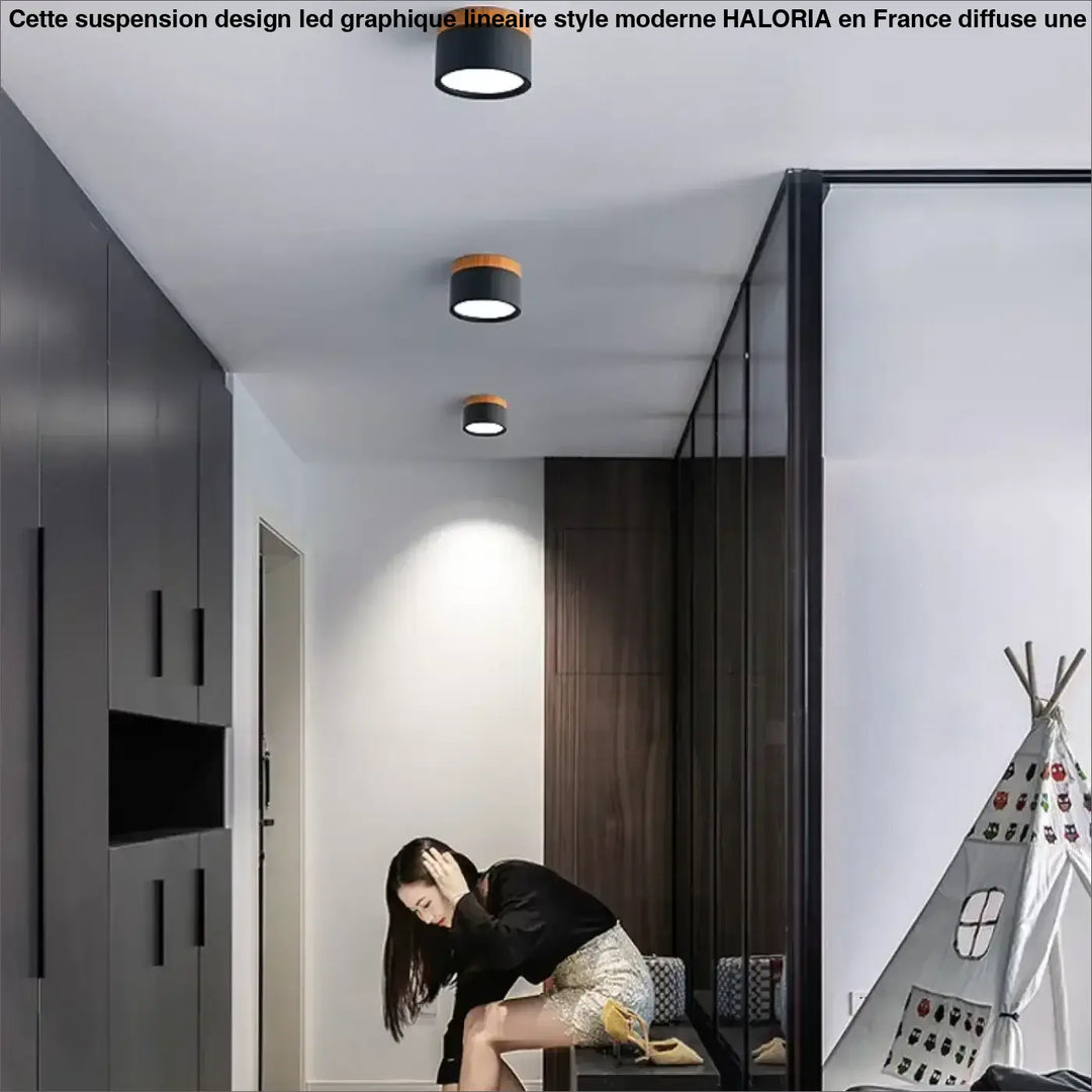 Luminaire plafonnier noir et bois design moderne au style épuré