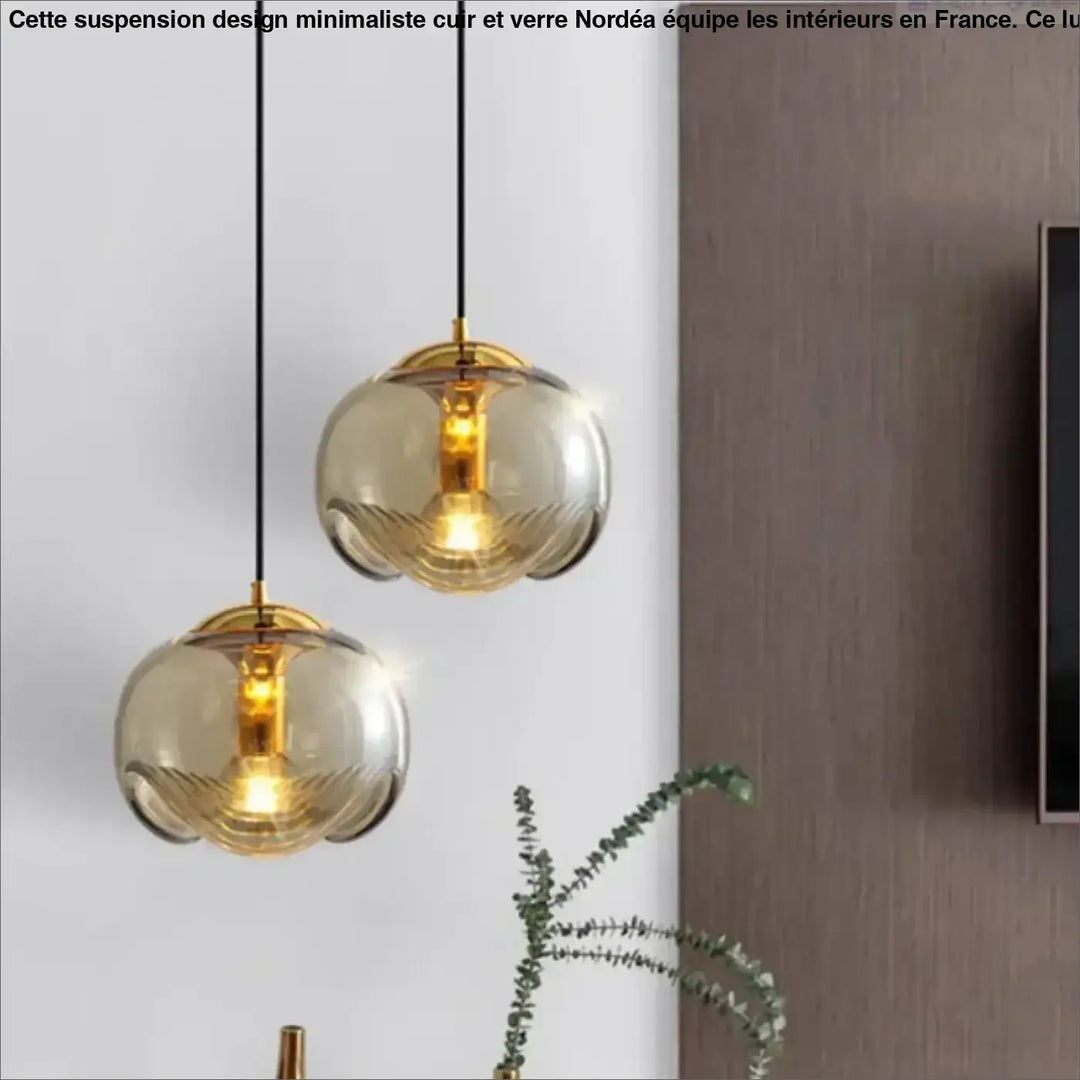 Suspension luminaire design boule en verre doré et noir raffiné