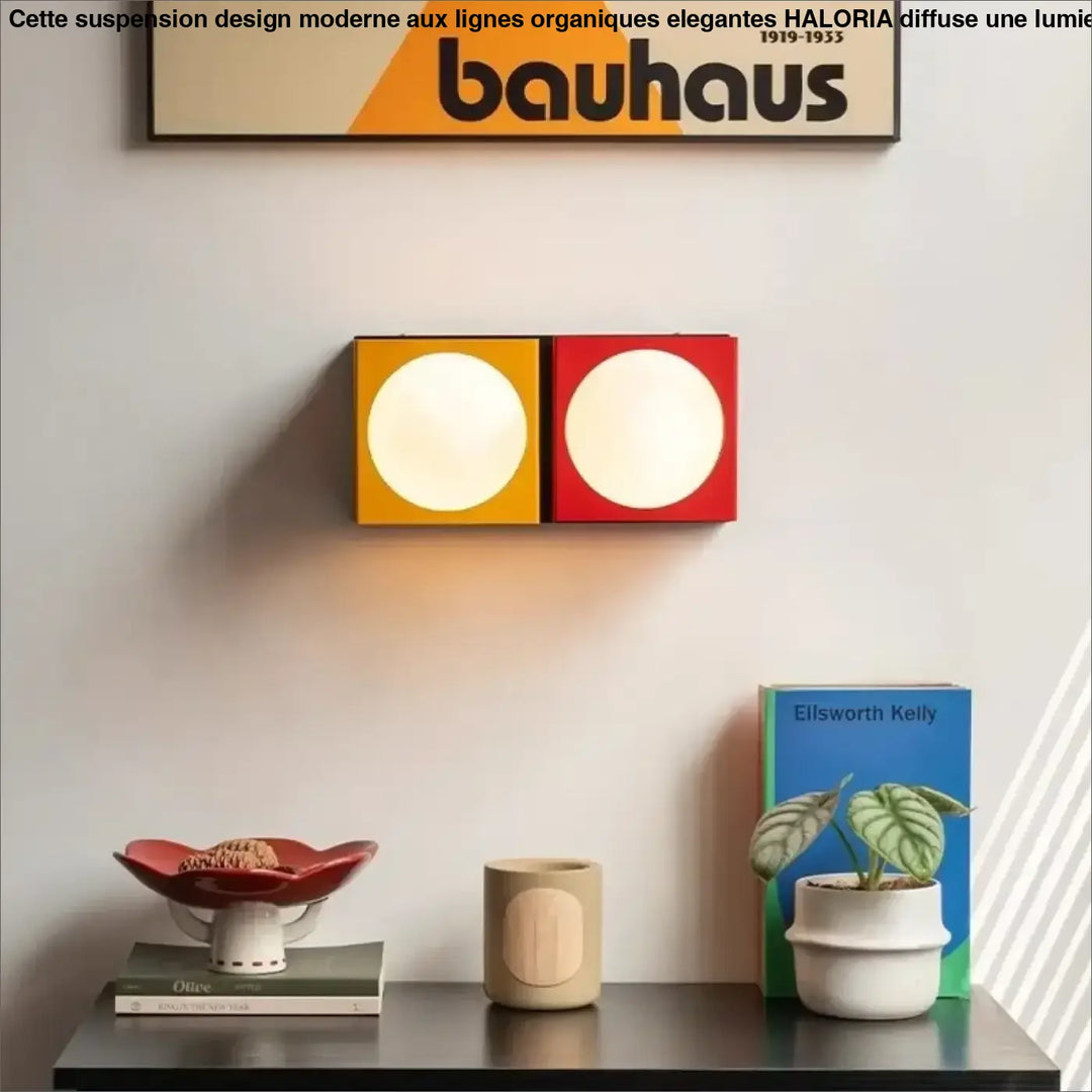 Suspension design moderne avec deux panneaux carrés jaune et rouge à lignes organiques élégantes avec ampoules circulaires