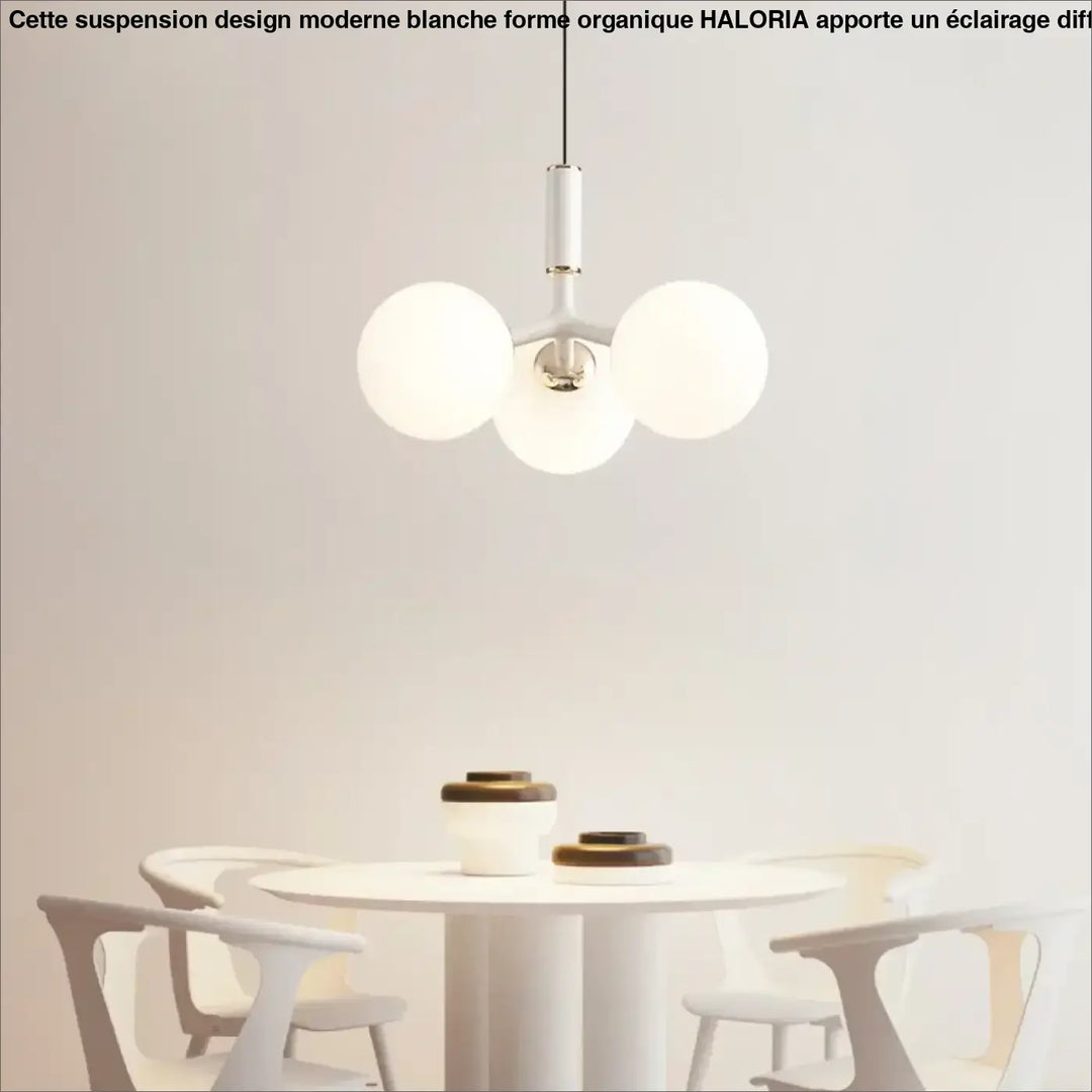 Suspension design moderne avec trois globes en verre opalin
