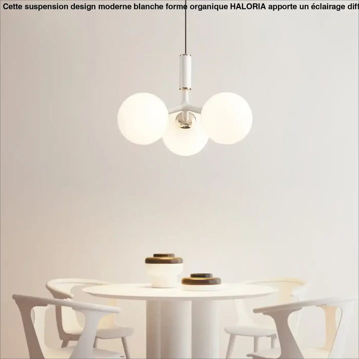 Suspension design moderne avec trois globes en verre opalin