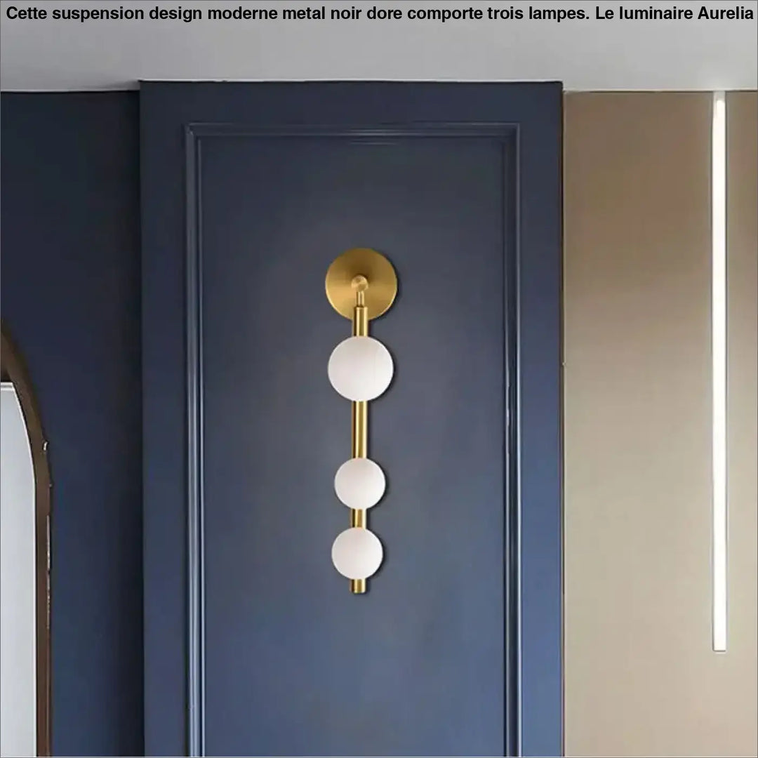 Applique murale dorée design avec des globes en verre