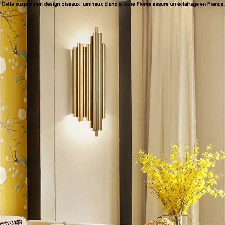 Suspension design oiseaux lumineux blanc et doré avec tubes cylindriques verticaux en métal doré moderne
