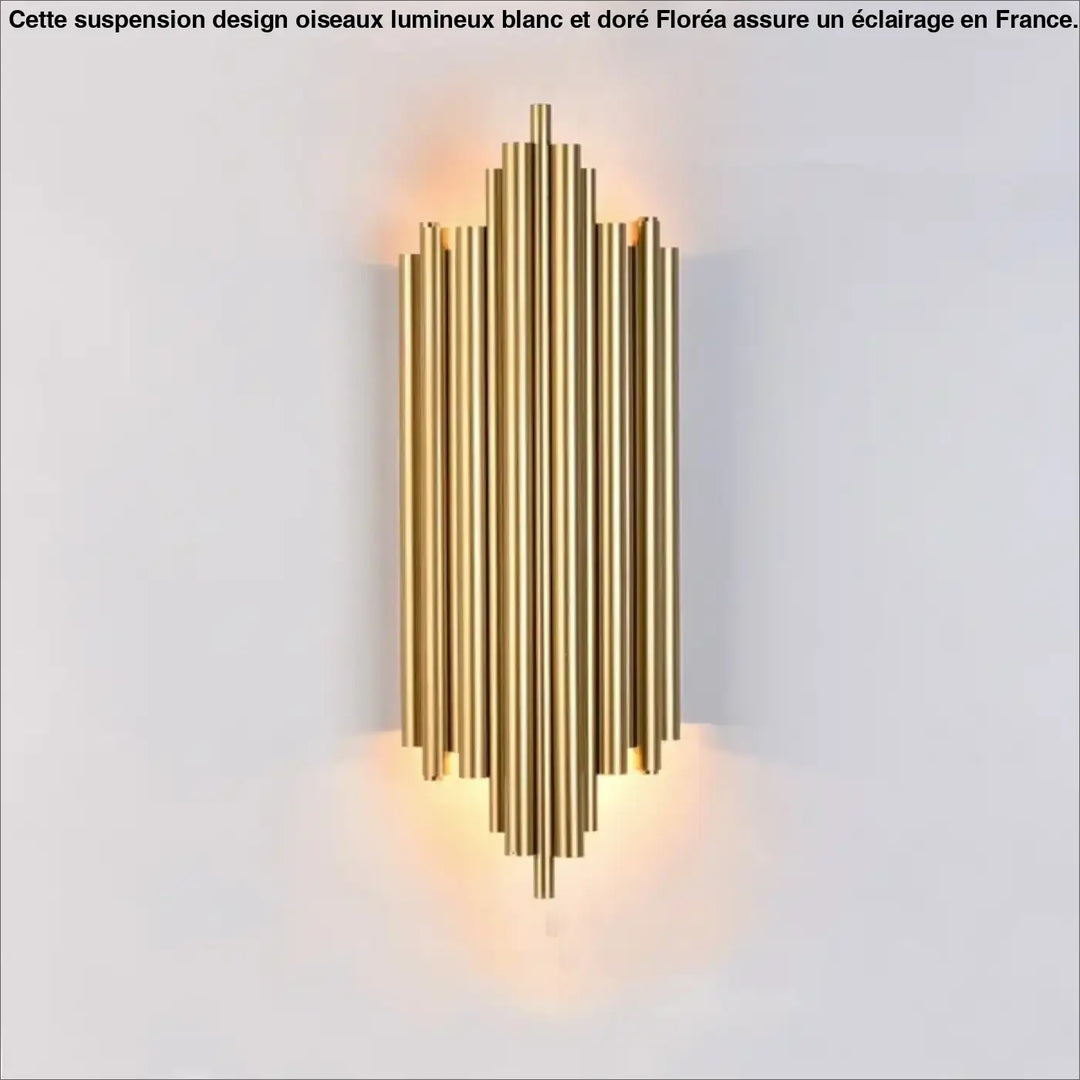 Suspension design oiseaux lumineuse floréa en laiton doré avec tubes verticaux disposés en motif rayonnant symétrique