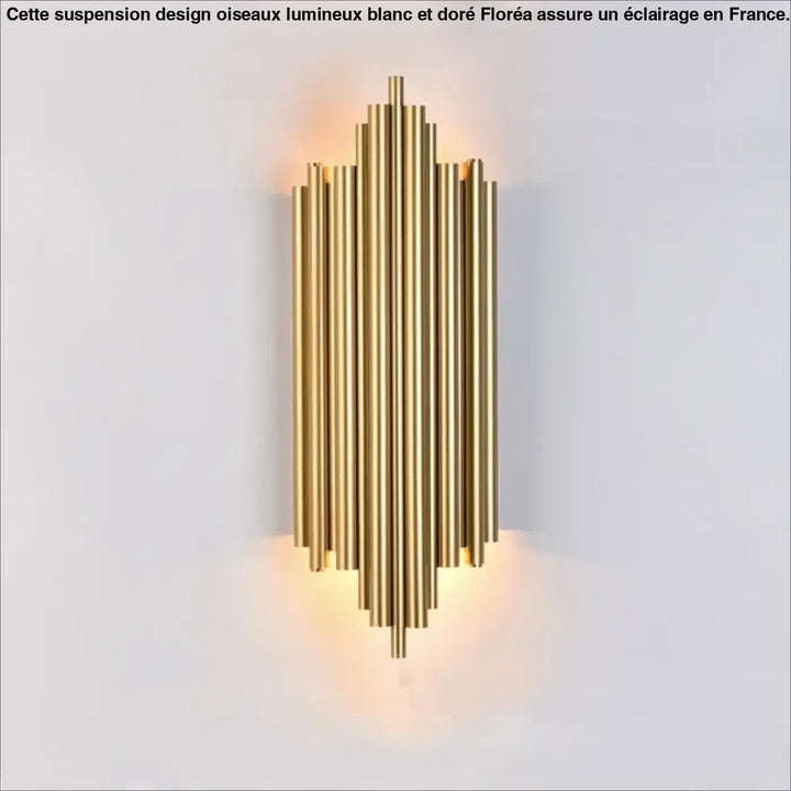 Suspension design oiseaux lumineuse floréa en laiton doré avec tubes verticaux disposés en motif rayonnant symétrique