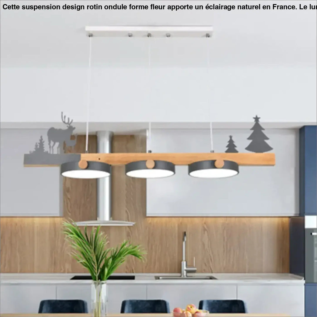 Suspension design rotin avec trois abat-jours noirs circulaires et motif forestier rustique floréa