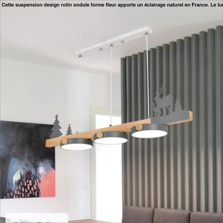 Suspension design rotin ondule avec trois lampes blanches circulaires, poutre en bois naturel et décor cerfs gris