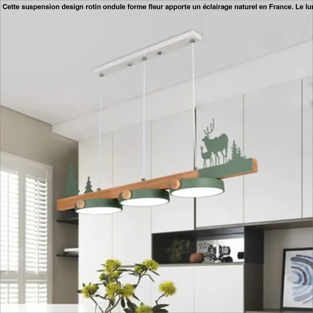 Suspension design rotin ondule avec faisceau en bois, abat-jours verts circulaires et décor silhouette de cerf boheme
