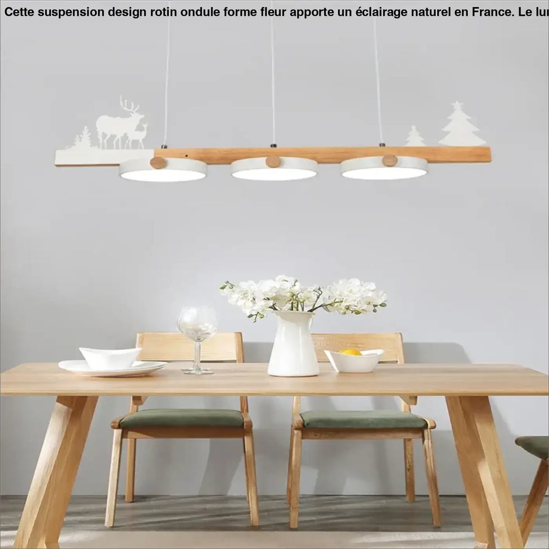 Suspension design rotin ondule avec trois abat-jours blancs circulaires et poutre en bois naturel décorée cerfs et arbres