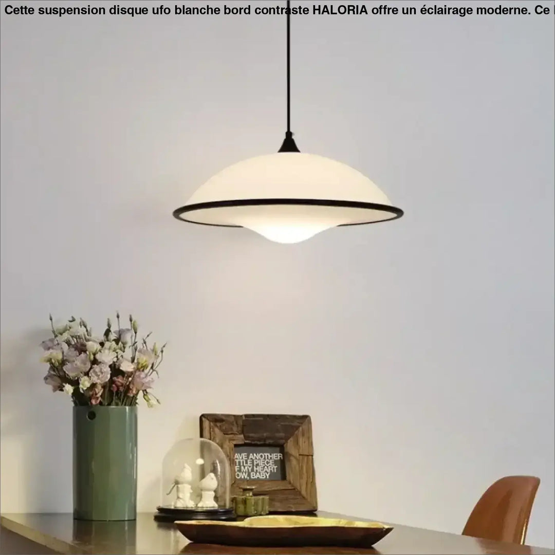 Suspension disque UFO blanche bord contrasté design moderne

