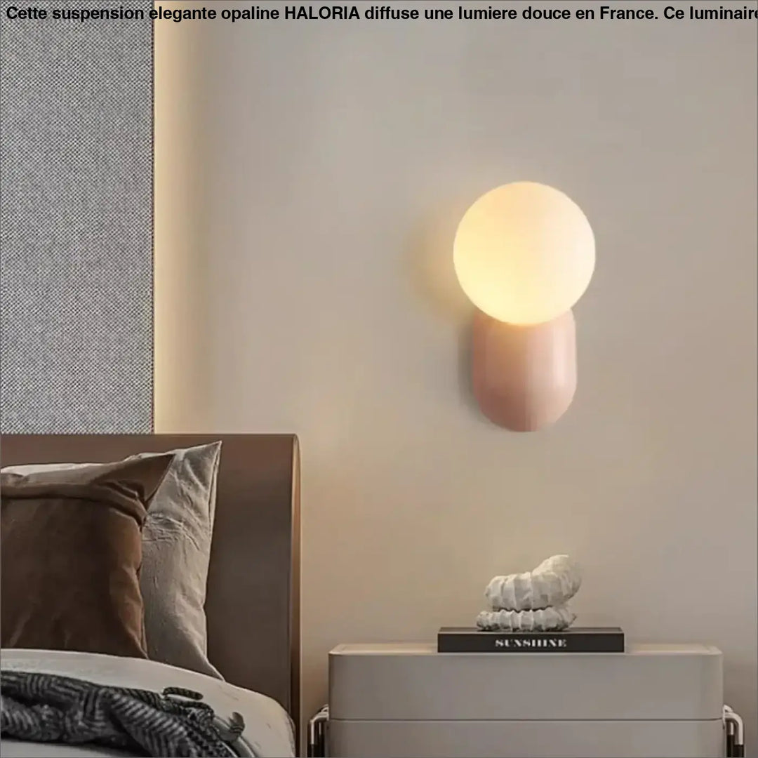Applique Murale Minimaliste Avec Globe Opale Et Base Colorée
