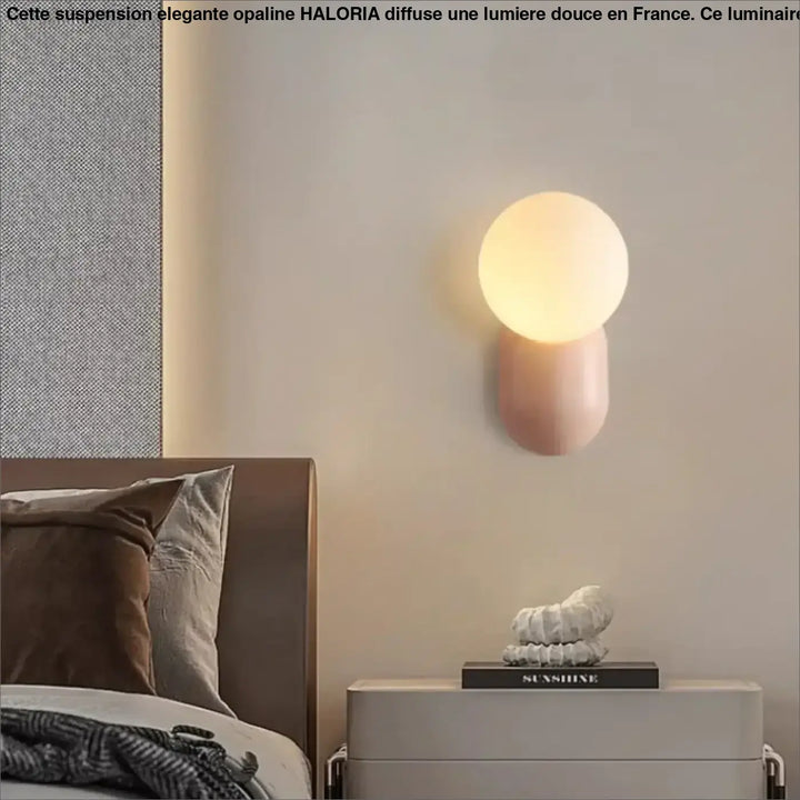 Applique Murale Minimaliste Avec Globe Opale Et Base Colorée