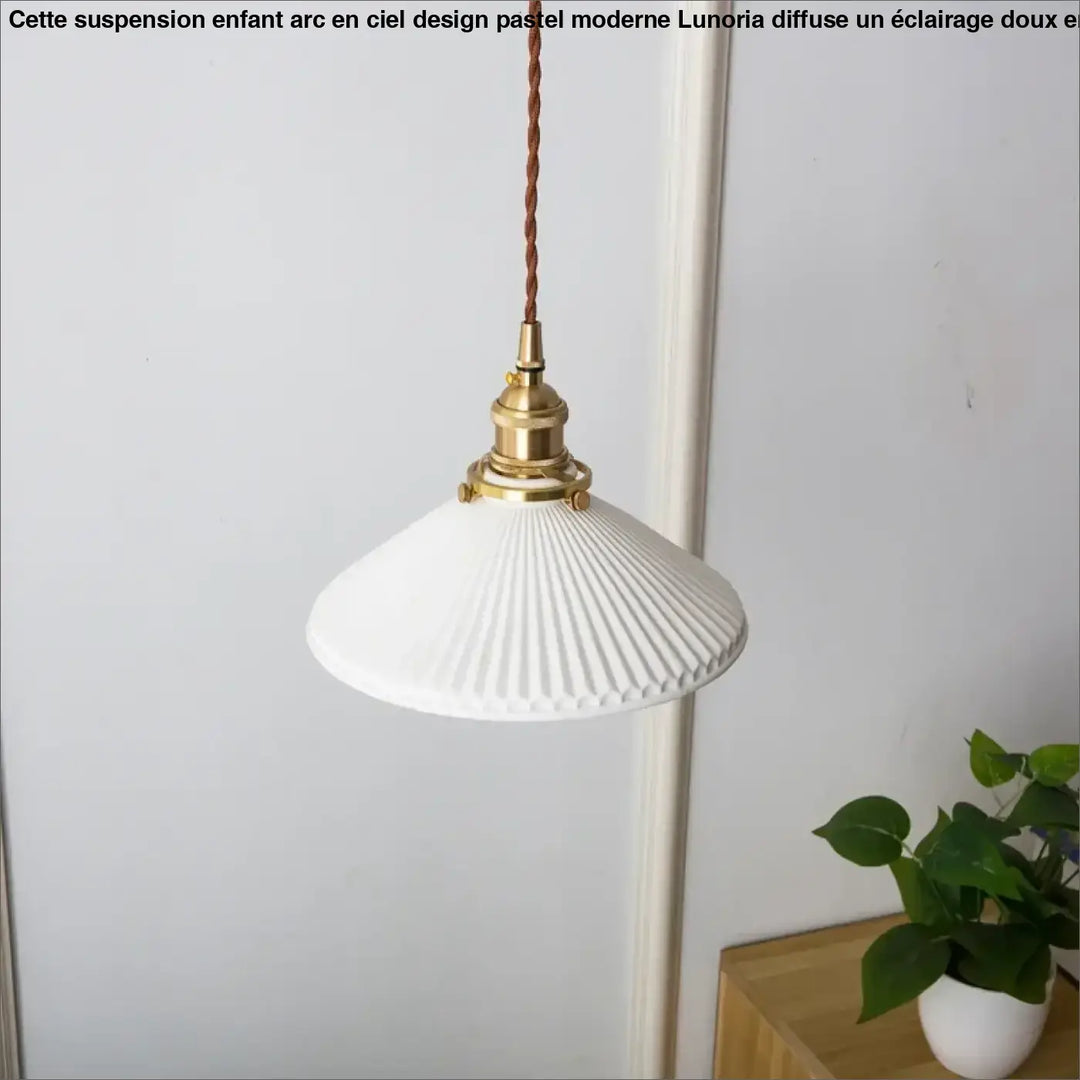 Suspension luminaire vintage en céramique blanche et laiton


